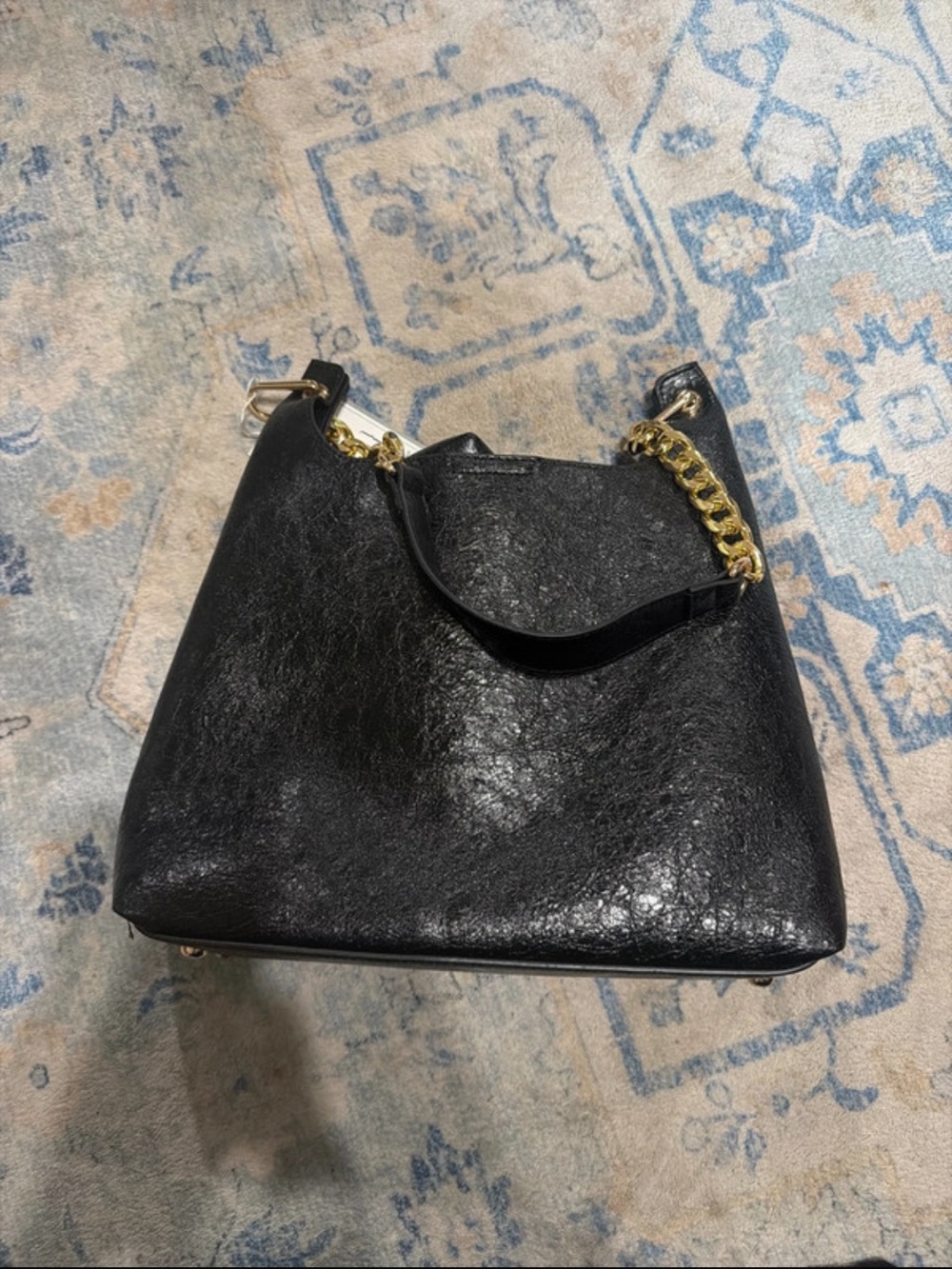 Elegant Black Shoulder Bag with Gold Chain Accent
